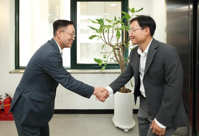 임광현 국세청장우이 18일 서울 소상공인연합회에서 송치영 소상공인연합회장과 만나 악수하고 있다사진국세청
