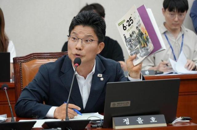 정을호 더불어민주당 의원이 지난달 10일 열린 리박스쿨 청문회에서 할아버지가 들려주는 6·25전쟁 이야기 책을 들고 있는 모습 사진정을호 의원 SNS
