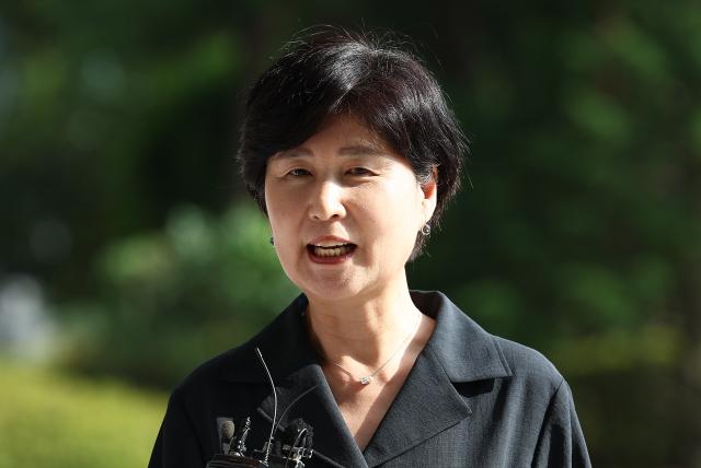 더불어민주당 백혜련 의원이 참고인 조사를 위해 18일 서울 서초구 서울고검 내란특검 사무실로 향하며 취재진 질문에 답하고 있다사진연합뉴스