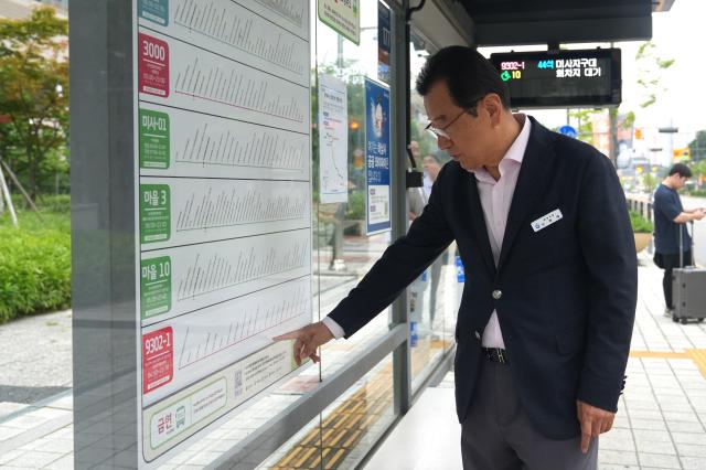 9302-1 운행 첫날인 18일 오전 이현재 하남시장이 미사 북측지구 구산문화마을·구산성당 정류장에 직접 방문해 현장 점검을 하고 있다 사진하남시