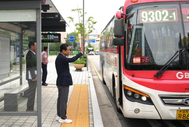 9302-1 운행 첫날인 18일 오전 이현재 하남시장이 미사 북측지구 구산문화마을·구산성당 정류장에 직접 방문해 현장 점검을 하고 있다 사진하남시
