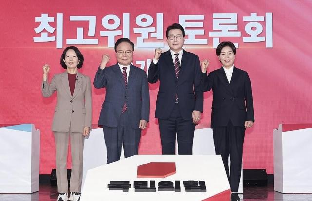 최고위원에 출마한 최수진왼쪽부터 김재원 신동욱 양향자 후보가 18일 서울 강서구 ASSA 아트홀에서 열린 국민의힘 8·22 전당대회 출마 최고위원·청년최고위원 후보 토론회에서 기념촬영하고 있다 사진국민의힘