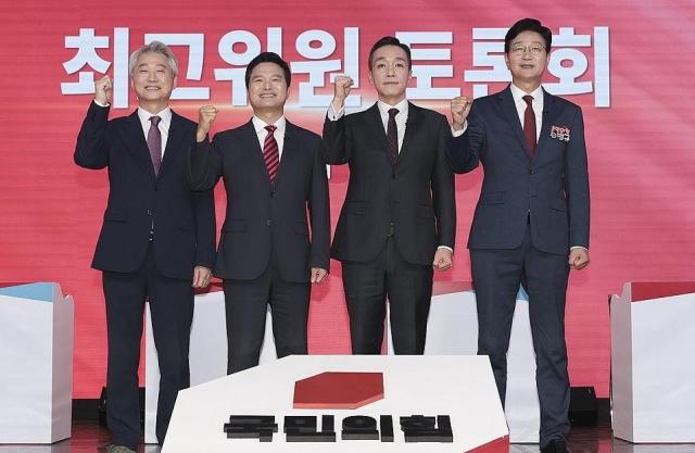 김근식왼쪽부터 김태우 김민수 손범규 후보가 18일 서울 강서구 ASSA 아트홀에서 열린 국민의힘 8·22 전당대회 출마 최고위원·청년최고위원 후보 토론회에서 기념촬영하고 있다 사진국민의힘