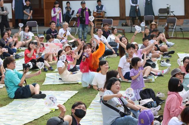 대만 관광객들이 완주 대승한지마을에서 이다혜 치어리더 팬미팅에 참여하고 있다 사진한국관광공사
