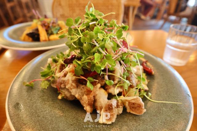 Deep-fried yurinyuk beef made of plant based meat with brown mixing sauce Aug 11 2025 AJP Han Jun-gu