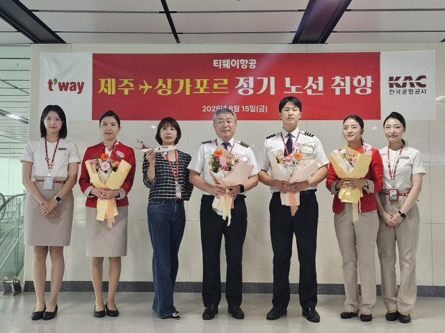 티웨이항공은 지난 15일 제주국제공항에서 김세미 제주지점장왼쪽에서 세 번째과 관계자들이 참석한 가운데 제주-싱가포르 신규 취항식 행사를 진행했다