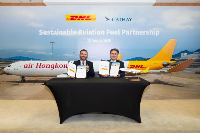 왼쪽 피터 바든스 DHL 익스프레스 아시아태평양 네트워크 및 항공 운영 부문 총괄 부사장 오른쪽 톰 오웬 캐세이그룹 항공 화물 디렉터가 계약서에 서명을 하고 있다 사진DHL코리아