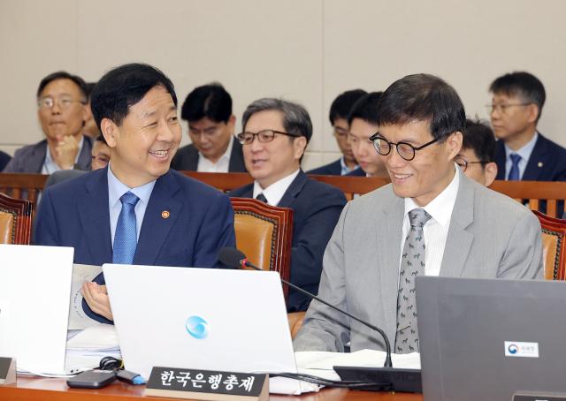 구윤철 경제부총리 겸 기획재정부 장관과 이창용 한국은행 총재오른쪽가 19일 국회에서 열린 기획재정위원회 전체회의에 참석해 있다