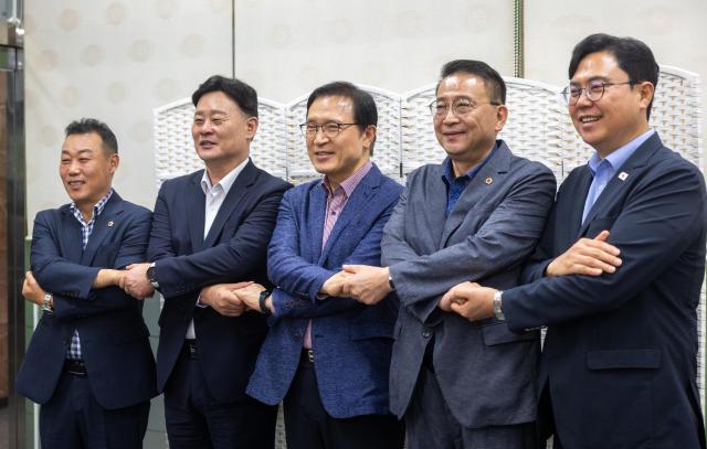 임태희 경기도교육감이 8월 19일 오전 경기도 광교장 설렁탕집에서 경기도교육청-경기도의회 경기교육 발전 해법 모색 간담회가 열려 최종현 더불어민주당 대표 이용욱 더불어민주당 총괄수석부대표 백현종 국민의 힘대표 이용호 국민의힘 총괄수석부대표와 기념촬영을 하고 있다 사진경기도교육청