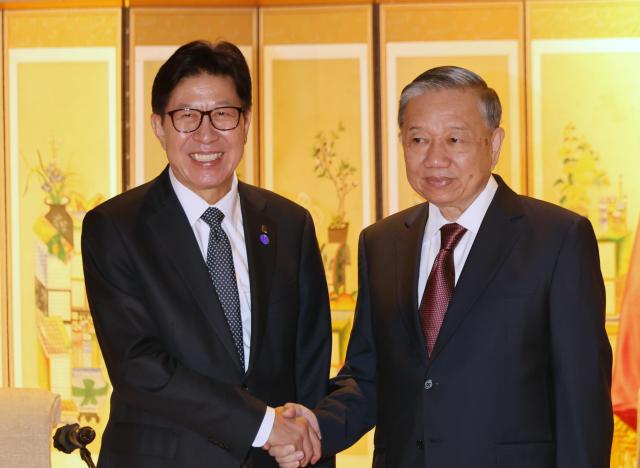 박형준 부산시장이 지난 13일 국빈 방문 일정 중 하나로 부산 부산진구 롯데호텔에서 열린 주부산베트남총영사관 출범식에 참석한 또 럼 베트남 공산당 총비서를 접견하고 있다사진연합뉴스