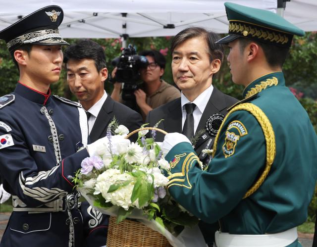 조국 전 조국혁신당 대표가 지난 18일 서울 동작구 국립서울현충원 내 김대중 전 대통령 묘역을 찾아 참배를 하고 있다 사진연합뉴스