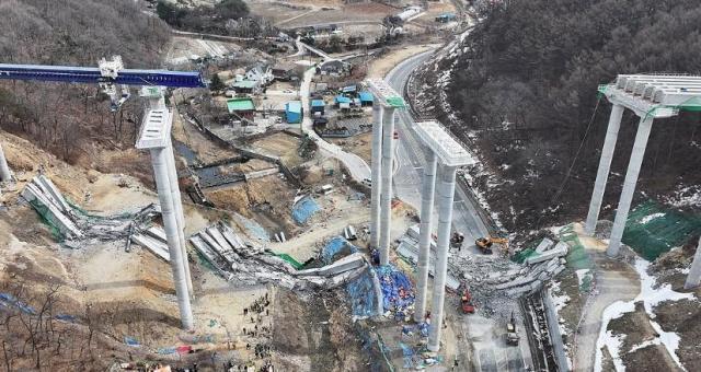 지난 2월 25일 발생한 안성 고속도로 교량 공사장 붕괴 현장 사진연합뉴스