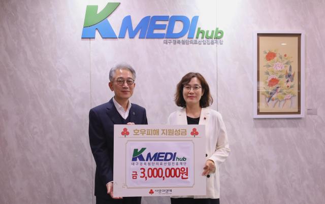 K-MEDI hub 박구선 이사장좌이 집중호우 피해지역 및 이재민 지원을 위해 성금 300만원을 대구사회복지공동모금회 강주현 사무처장에게 기탁했다 사진케이메디허브