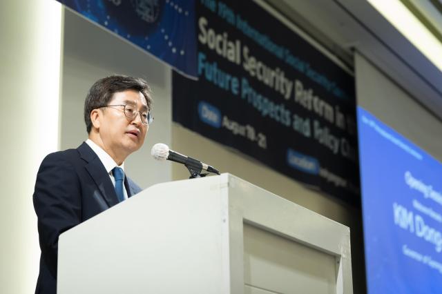 19일 오전 연세대학교 백양누리에서 열린 제19회 국제 사회보장 학술대회 개막식에서 김동연 경기도지사가 환영사를 하고 있다 사진경기도