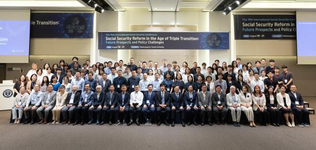 19일 오전 연세대학교 백양누리에서 열린 제19회 국제 사회보장 학술대회 개막식에서 김동연 경기도지사가 참석한 내빈들과 기념촬영을 하고 있다 사진경기도