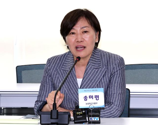 송미령 농림축산식품부 장관이 14일 정부세종청사 농식품부 대회의실에서 MZ 세대 공무원들을 만나 주요 정책 및 사업에 대해 젊은 시각에서 바라보고 함께 토론하는 브레인스토밍 회의를 열고 있다사진연합뉴스
