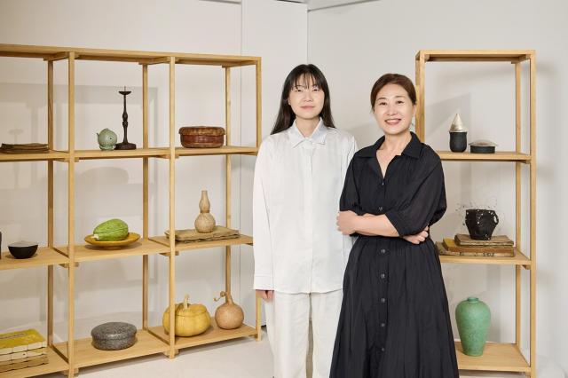 예올·샤넬이 선정한 2025년 올해의 장인 박갑순오른쪽·올해의 젊은 공예인 이윤정 사진예올