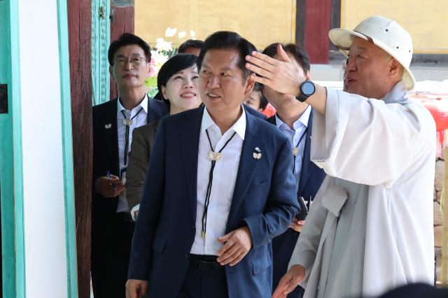 정청래 더불어민주당 대표가 19일 경북 경주시 불국사를 방문해 둘러보고 있다 사진연합뉴스