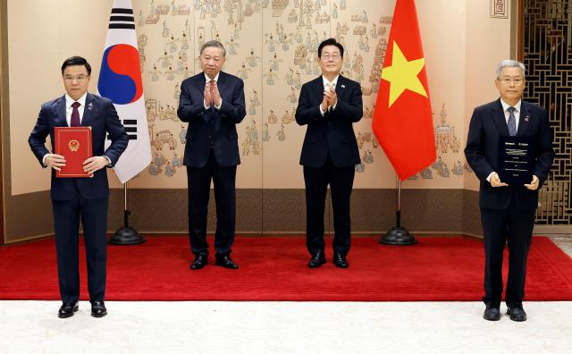 김동철 한국전력공사 사장과 레 마잉 훙 베트남 에너지 산업공사PVN 회장이 지난 11일 서울 용산 대통령실 청사에서 이재명 대통령과 또 럼 베트남 총비서가 임석한 가운데 열린 양해각서MOU 서명식에서 원전 분야 인력양성 협력 MOU에 서명 뒤 기념촬영을 하고 있다사진대통령실통신사진기자단