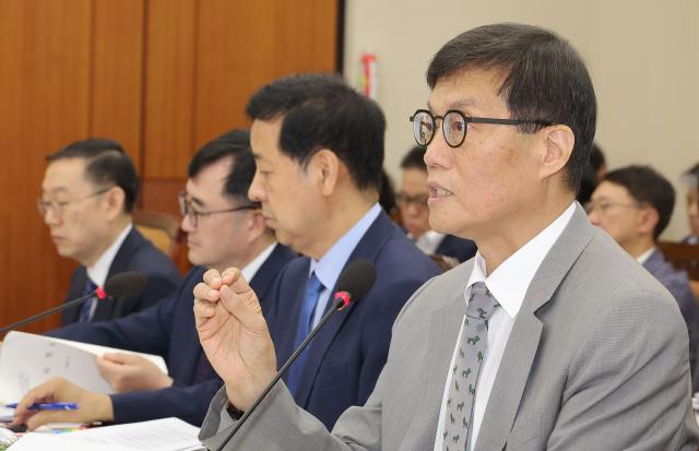 이창용 한국은행 총재가 19일 국회에서 열린 기획재정위원회 전체회의에서 원화 스테이블코인 정책 관련 추가 보고를 하고 있다 연합뉴스