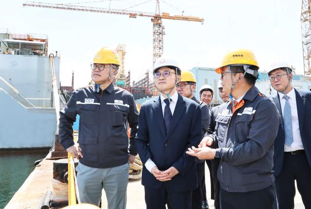 김정관 산업통상자원부 장관가운데이 14일 취임 후 첫 산업현장 행보로 경남 거제시 한화오션 거제사업장을 방문해 현장을 둘러보고 있다 사진연합뉴스
