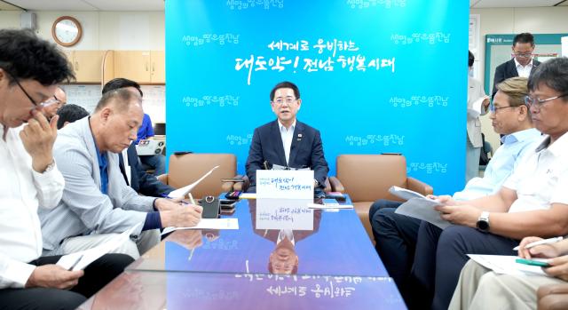 김영록 전라남도지사가 19일 기자간담회를 열고 “새 정부 5극 3특 균형발전 전략에 발맞춘 광주전남 특별지방자치단체 전남 에너지 해양 특화도시 특별법 제정 노력 석유화학 철강산업 위기 극복 등에 도정을 집중할 계획”이라고 밝히고 있다사진전남도