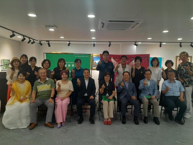 동해민예총 미술협회와 아리울미술협회가 함께하는 특별한 예술의 장 藝愛覃예애담 예술은 사랑에 미치다 공동 회원전이 지난 18일 동해시 송정동 생활문화센터 2층 전시실에서 개막해 이자리에서 관계자들이 단체기념촬영을 하고 있다 사진이동원 기자