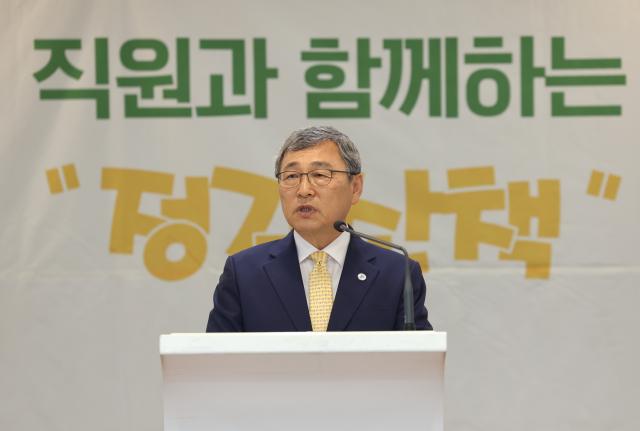 정근식 서울시교육감이 14일 서울 종로구 서울시교육청에서 열린 제2회 직원과 함께하는 정감산책에 참석해 인사말하고 있다 2025814 사진서울시교육청
