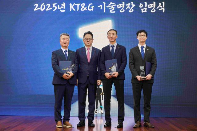 지난 4일 대전 본사에서 열린 2025년 KTG 제조설비 부문 명장 임명식에서 신동국 명장왼쪽부터 방경만 KTG 사장 강태훈·조영일 명장이 기념사진을 찍고 있다 사진KTG