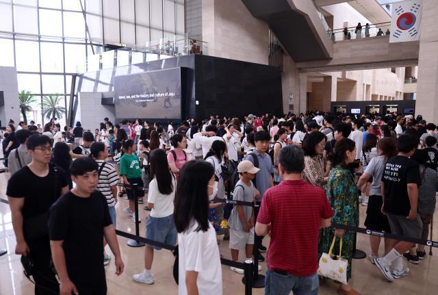 Lối vào Bảo tàng Quốc gia Hàn Quốc ở Seoul đông đúc khách tham quanẢnhYonhap News
