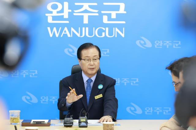 유희태 완주군수가 19일 완주·전주 행정통합 찬·반 바로알리기 활동의 경과와 향후 계획을 밝히고 있다사진완주군