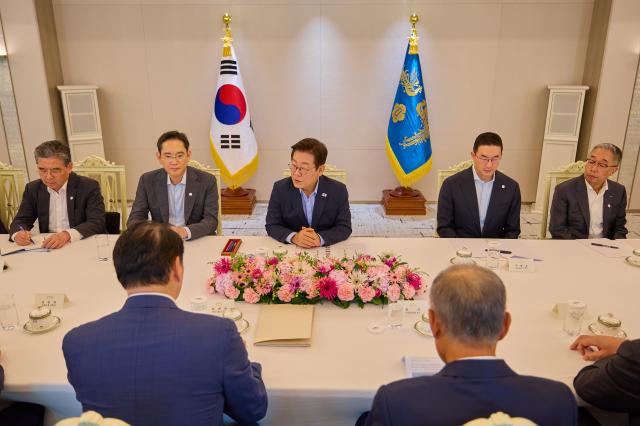 이재명 대통령이 19일 서울 용산 대통령실 청사에서 미일 순방 경제인 간담회를 하고 있다 오른쪽부터 박지원 두산그룹 부회장 겸 두산에너빌리티 회장 구광모 LG그룹 회장 이 대통령 이재용 삼성전자 회장 장재훈 현대차 부회장사진연합뉴스