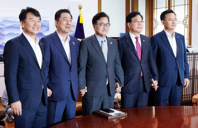 우원식 국회의장과 김병기 더불어민주당 원내대표 송언석 국민의힘 비상대책위원장 겸 원내대표가 19일 서울 여의도 국회에서 회동을 갖고 기념 촬영하고 있다 왼쪽부터 문진석 더불어민주당 원내수석부대표 김병기 원내대표 우 의장 국민의힘 송언석 비상대책위원장 유상범 원내수석부대표 사진연합뉴스