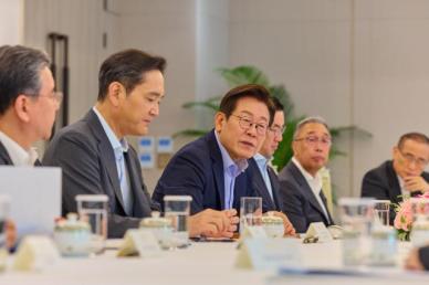 李在明访问美日前举行财界人士座谈会