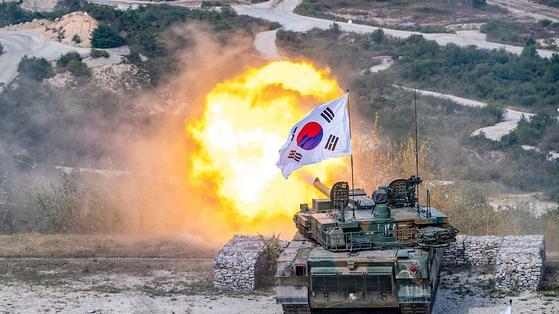 Xe tăng K2 Black Panther khai hỏa trong một cuộc trình diễn hỏa lực cơ động quy mô lớn của Quân đội tại Trung tâm Đào tạo Khoa học và Công nghệ Seungjin ở Pocheon tỉnh Gyeonggi vào tháng 9 năm 2022 ẢnhLục quân