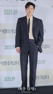 [포토] 포즈 취하는 박희순 (어쩔수가없다 제작보고회)