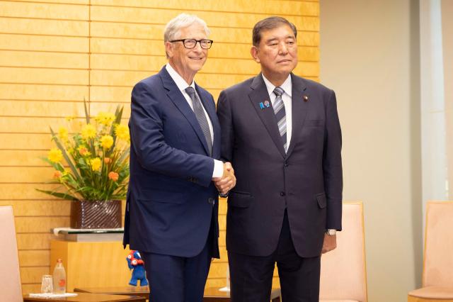 19일 빌 게이츠 마이크로소프트 창업자왼쪽와 만난 이시바 시게루 일본 총리사진AFP연합뉴스