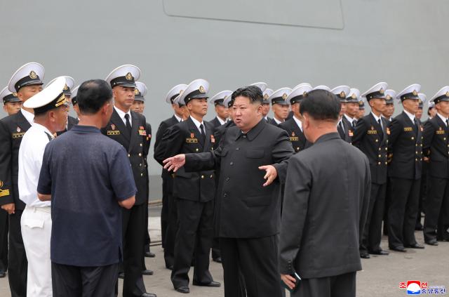 조선중앙통신은 19일 김정은 북한 국무위원장이 전날 평안남도 남포조선소를 방문해 북한의 첫 번째 5000t급 신형 구축함 최현호의 무장체계 통합운영 시험 과정을 점검했다고 보도했다 사진연합뉴스