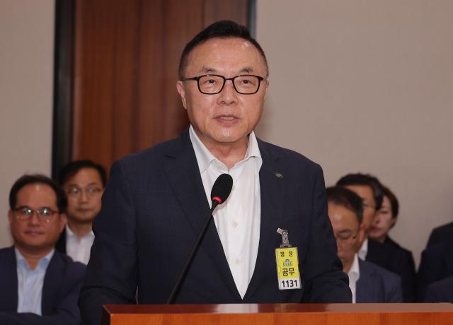 한수호 한국수력원자력 사장이 19일 국회에서 열린 산업통상자원중소벤처기업위원회 전체회의에서 올해 초 미국 웨스팅하우스와 맺은 지식재산권 분쟁 종료 합의문과 관련한 의원 질의에 답변하고 있다 사진연합뉴스