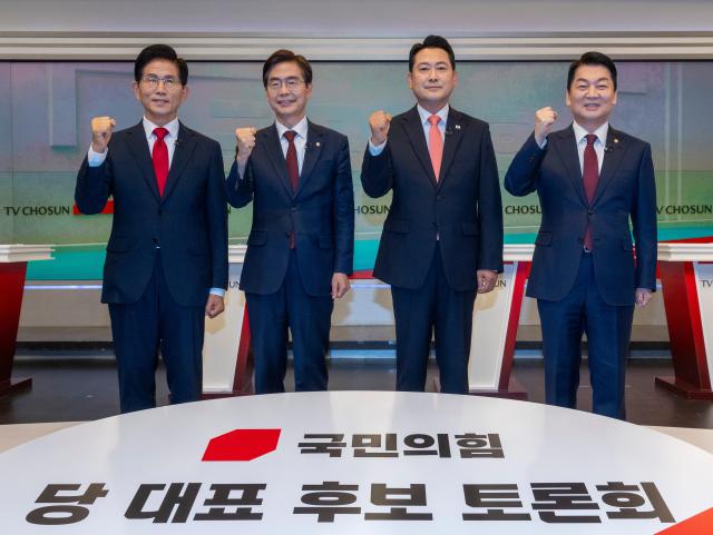 국민의힘 당 대표 후보자들이 19일 열린 마지막 TV토론회에서 기념촬영을 하고 있다 사진연합뉴스