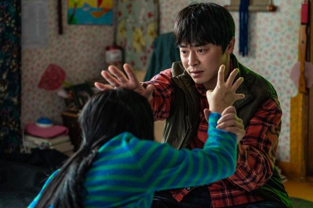 좀비딸 속 조정석 사진좀비딸 스틸컷