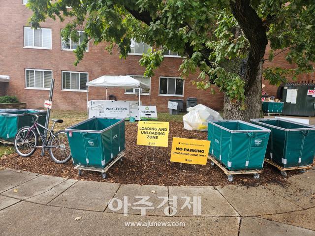 19일현지시간 미국 미시간주립대 기숙사 앞에 학교 측이 준비한 바구니와 표지판 등이 배치돼 있다 이날부터 학부 신입생 1만명 가량이 학내 기숙사 27곳에 입주한다 사진이현택 미국 통신원