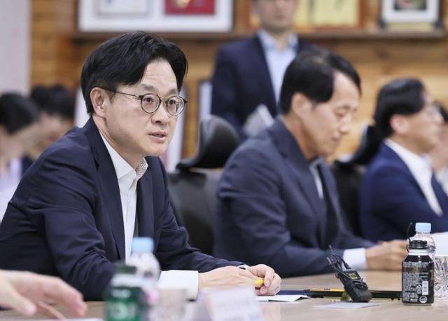 김정관 장관이  18일 미국 관세 대응을 위한 릴레이 간담회에서 업계 관계자들과 소통하고 있다사진산업통상자원부 제공