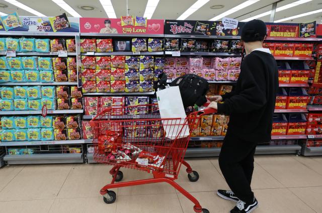 Korean food exports to US shrink for first time in 26 months amid tariffs