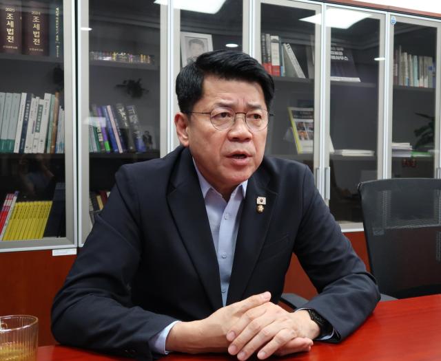 김준형 조국혁신당 의원이 20일 아주경제와 인터뷰하고 있다 김 의원은 한미동맹의 한계를 분명히 하고 가야 한다며 미국이 한미 상호방위조약 3조를 대만 분쟁 등까지 확대 해석하겠다고 우기면 한국이 전쟁에 휘말릴 가능성이 높아진다고 강조했다 사진김지윤 기자