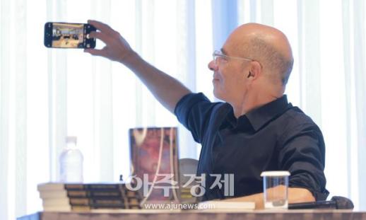 [포토] 셀피 찍는 베르나르 베르베르 작가