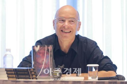 [포토] 밝게 웃는 베르나르 베르베르 작가