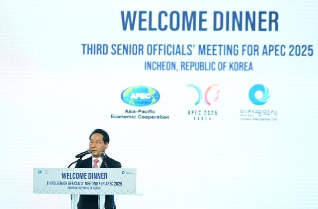 유정복 인천광역시장이 13일 중구 인스파이어리조트에서 열린 APEC 제3차 고위관리회의 만찬에서 환영사를 하고 있다 사진인천시