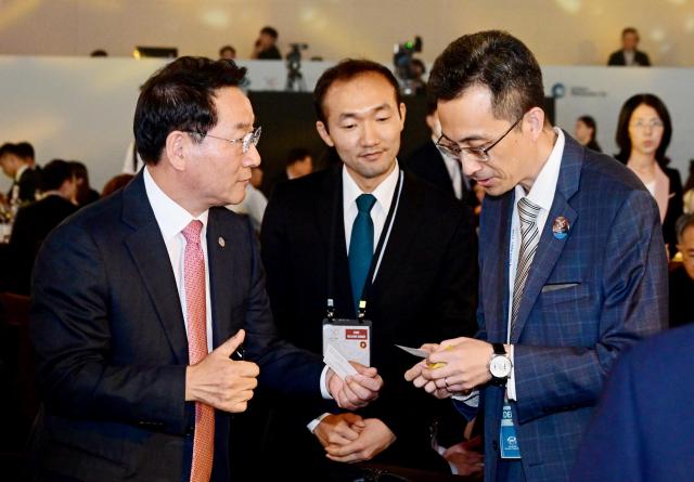 유정복 인천광역시장이 13일 중구 인스파이어리조트에서 열린 APEC 제3차 고위관리회의 만찬에 참석하고 있다 사진인천시