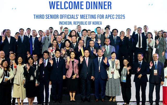 유정복 인천광역시장이 13일 중구 인스파이어리조트에서 열린 APEC 제3차 고위관리회의 만찬에서 기념촬영을 하고 있다 사진인천시
